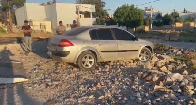 Şanlıurfa’da park halindeki aracın çukura düşmesi kamerada 1