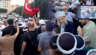 Tahliye edilen Yusuf Ziya G&uuml;m&uuml;şel'e 'kahraman' gibi karşılama!