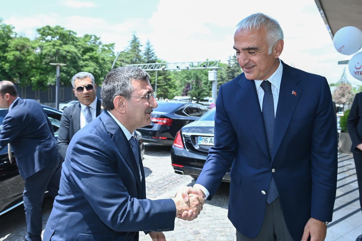 T&uuml;rkiye Bursları Programı na yoğun ilgi! Bakan Ersoy: "&Uuml;lkelerinizin en g&uuml;&ccedil;l&uuml; temsilcilerisiniz" 4