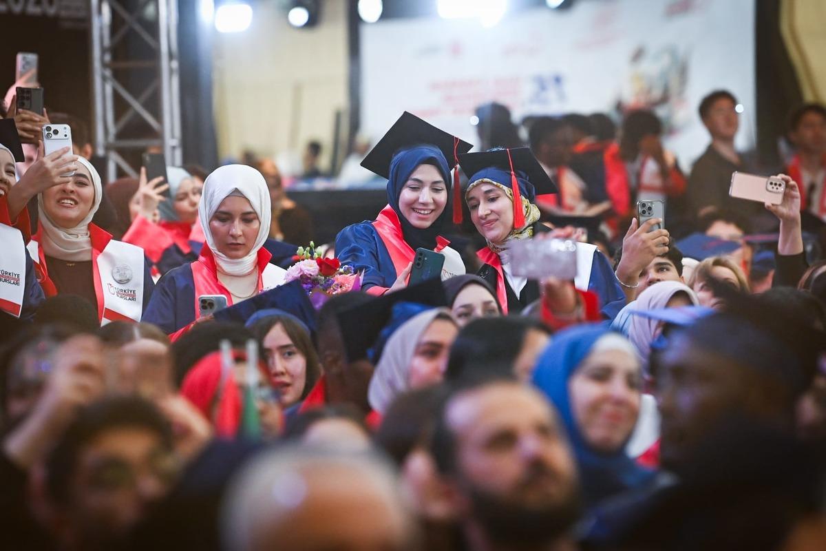 T&uuml;rkiye Bursları Programı na yoğun ilgi! Bakan Ersoy: "&Uuml;lkelerinizin en g&uuml;&ccedil;l&uuml; temsilcilerisiniz" 3
