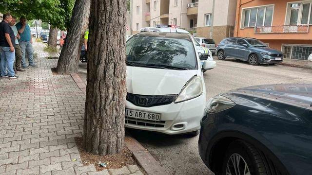 Burdur&rsquo;da otomobil ağaca &ccedil;arptı: 1 yaralı 1