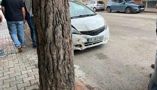 Burdur&rsquo;da otomobil ağaca &ccedil;arptı: 1 yaralı