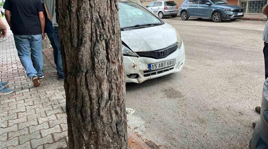 Burdur&rsquo;da otomobil ağaca &ccedil;arptı: 1 yaralı