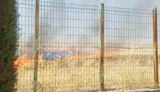 Anız yangını okula sı&ccedil;ramadan s&ouml;nd&uuml;r&uuml;ld&uuml;