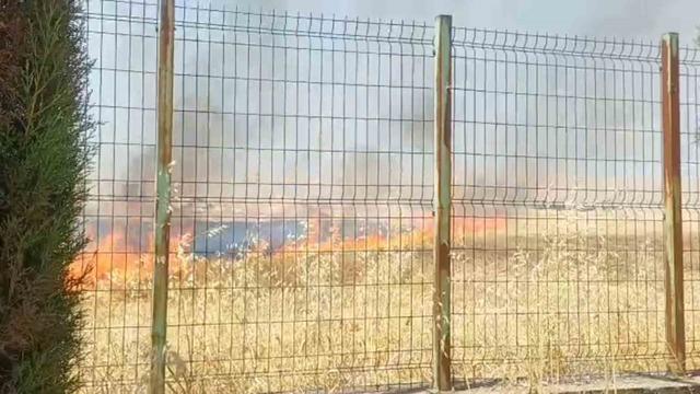 Anız yangını okula sıçramadan söndürüldü