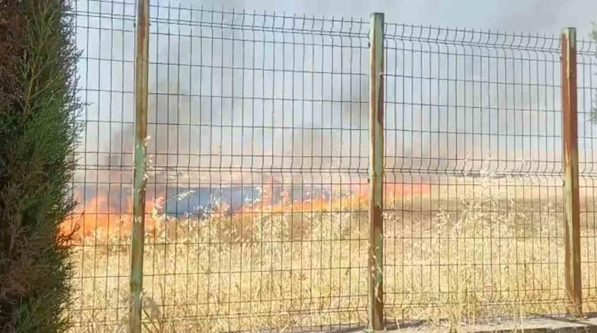 Anız yangını okula sı&ccedil;ramadan s&ouml;nd&uuml;r&uuml;ld&uuml;