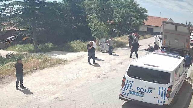 Kamyonun çarptığı yaşlı kadın hayatını kaybetti: Feci kaza kamerada 4