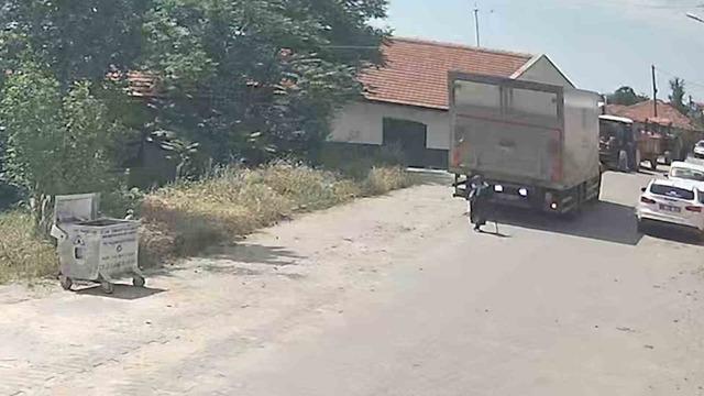 Kamyonun çarptığı yaşlı kadın hayatını kaybetti: Feci kaza kamerada 1