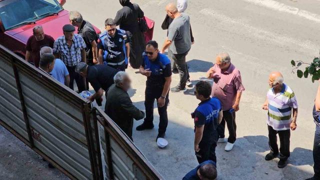 Zonguldak’ta zabıtaya direnen yaşlı adam başını defalarca demir kapıya vurdu 1