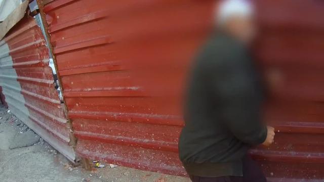 Zonguldak’ta zabıtaya direnen yaşlı adam başını defalarca demir kapıya vurdu