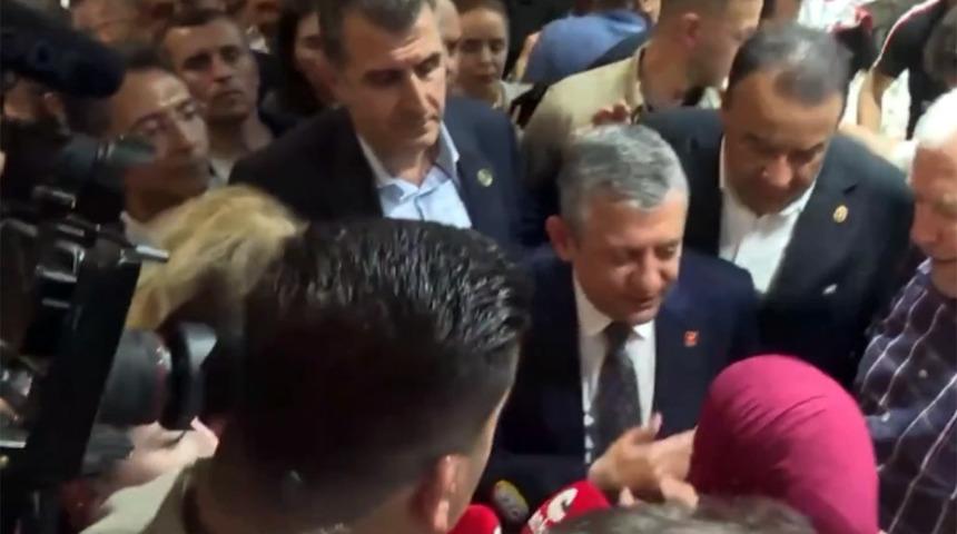 &Ouml;zg&uuml;r &Ouml;zel&rsquo;den Ulus Hali&rsquo;nde esnaf ziyareti! Yoğun ilgi dikkat &ccedil;ekti