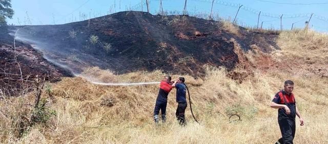 Siirt’te iş makinesinden çıkan kıvılcımı otluk alanı yaktı 2