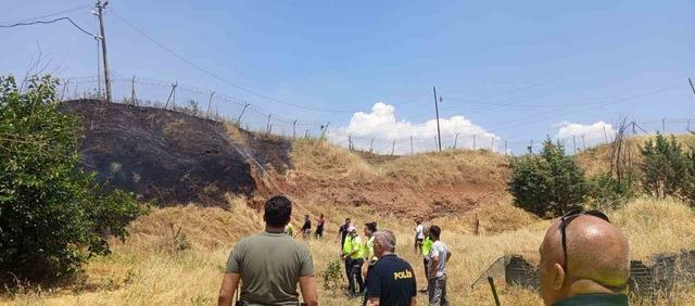 Siirt’te iş makinesinden çıkan kıvılcımı otluk alanı yaktı 1
