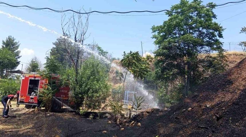 Siirt&rsquo;te iş makinesinden &ccedil;ıkan kıvılcımı otluk alanı yaktı