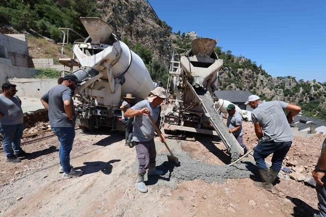 Marmaris&rsquo;te yol yapım ve bakım &ccedil;alışmaları s&uuml;r&uuml;yor 2