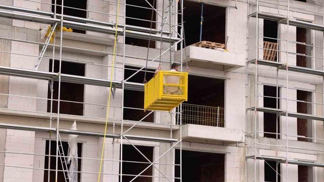 İneg&ouml;l&rsquo;de nefes kesen kurtarma: Yaralı iş&ccedil;i vin&ccedil;le zemine alındı 6