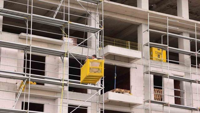 İneg&ouml;l&rsquo;de nefes kesen kurtarma: Yaralı iş&ccedil;i vin&ccedil;le zemine alındı 5