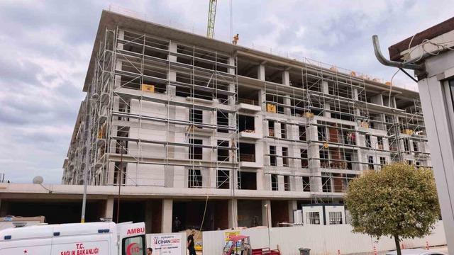 İneg&ouml;l&rsquo;de nefes kesen kurtarma: Yaralı iş&ccedil;i vin&ccedil;le zemine alındı 4