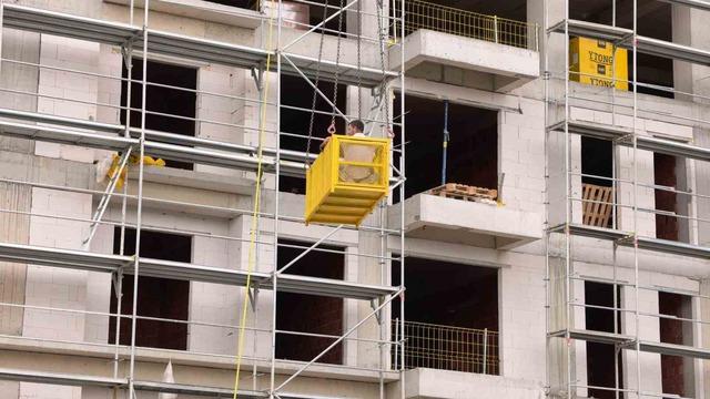 İnegöl’de nefes kesen kurtarma: Yaralı işçi vinçle zemine alındı