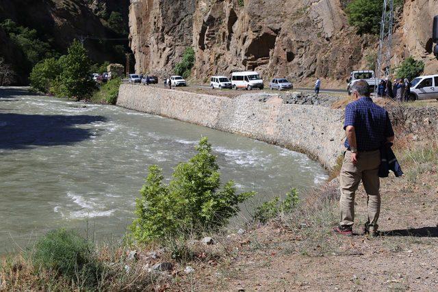 Artvin'de otomobil nehre uçtu: 2 ölü, 1 kayıp (2)