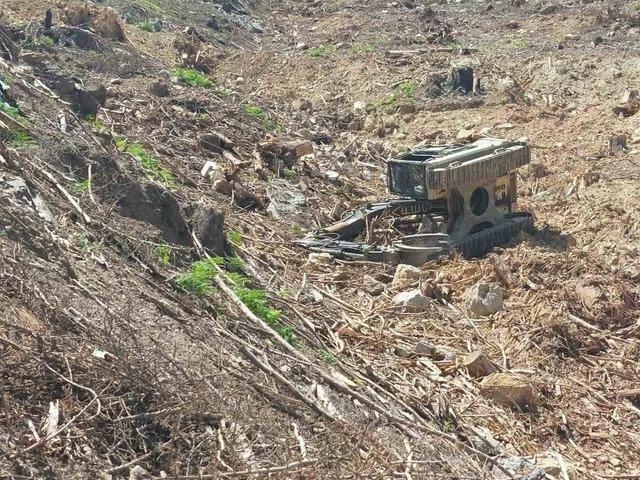 Devrilen iş makinesinin altında kalan operat&ouml;r hayatını kaybetti