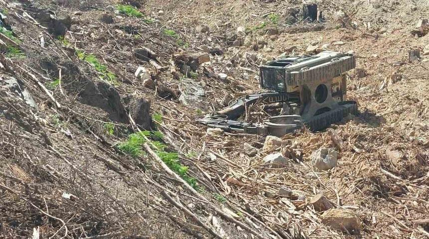 Devrilen iş makinesinin altında kalan operat&ouml;r hayatını kaybetti