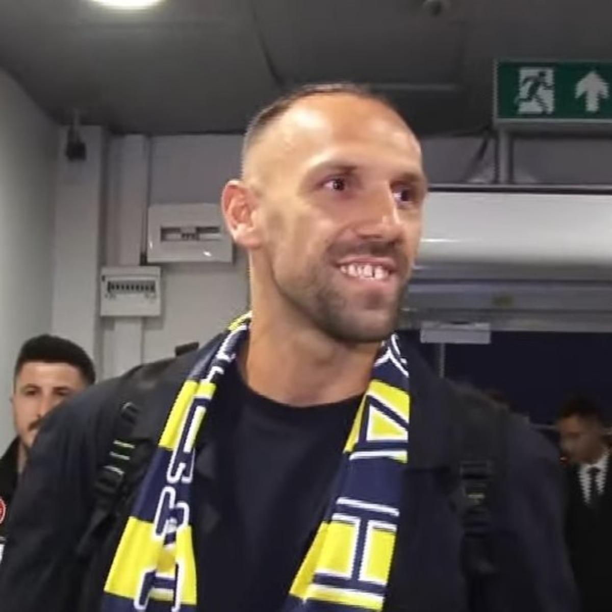 Fenerbah&ccedil;e transferi duyurdu! Vedat Muriqi İstanbul a geldi 1
