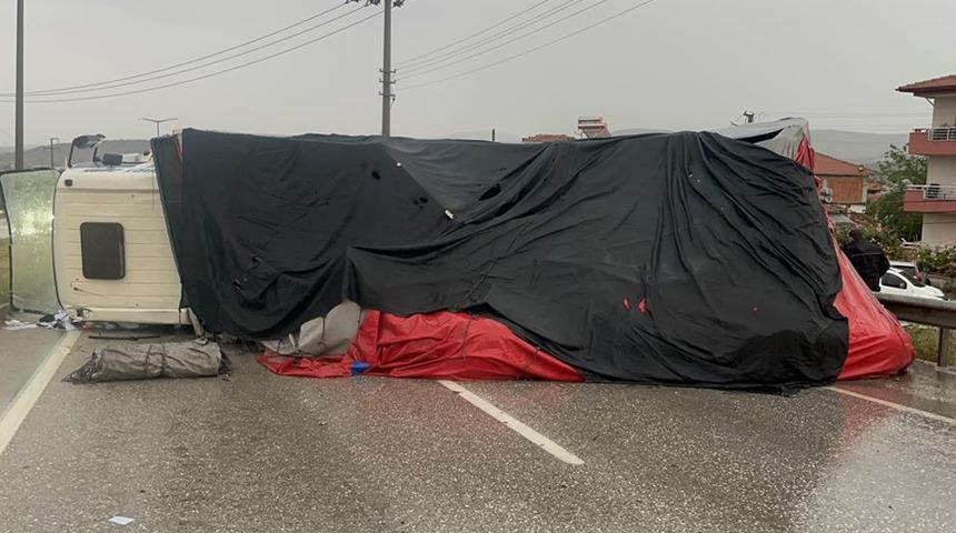 Manisa'da dehşet! Zincirleme kazada 2 kişi &ouml;ld&uuml;, 4 kişi yaralandı