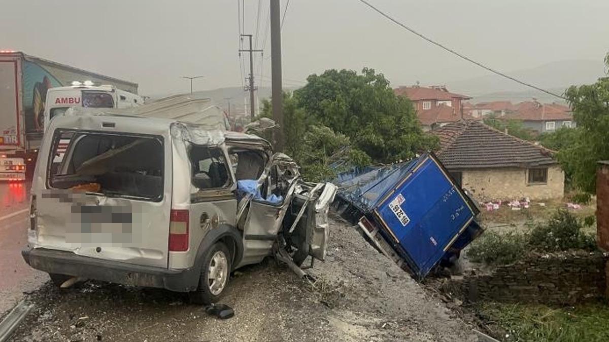 Manisa da dehşet! Zincirleme kazada 2 kişi öldü, 4 kişi yaralandı 1