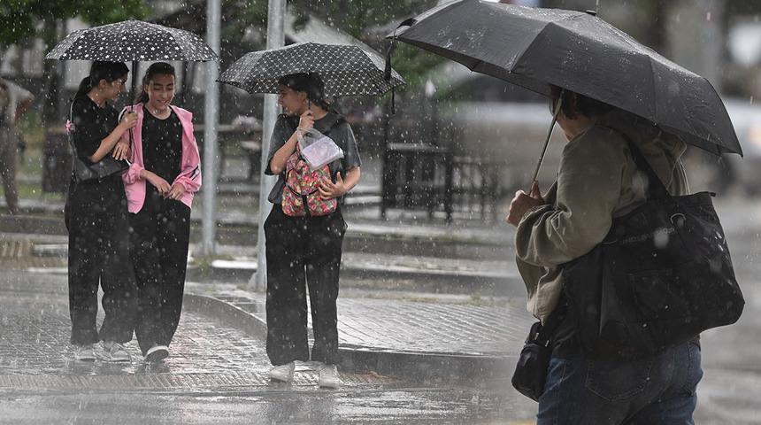 Meteoroloji saat vererek uyardı: İstanbul'da sağanak, 15 il i&ccedil;in &lsquo;sarı&rsquo; alarm