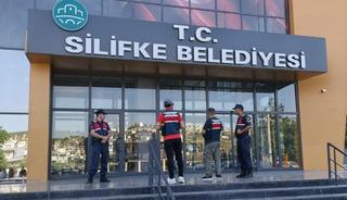 Silifke Belediyesi'ne operasyon! G&ouml;zaltılar var