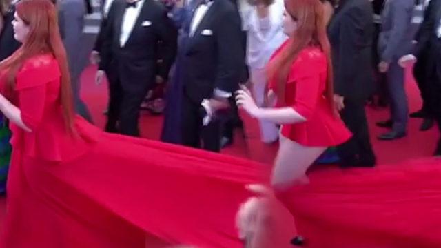 Yulia Rybakova kırmızı halıda bir anda iç çamaşırlarıyla kaldı