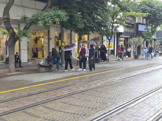 Eskişehir g&uuml;ne hafif sağanakla başladı 2