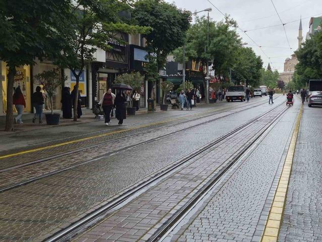 Eskişehir g&uuml;ne hafif sağanakla başladı 1