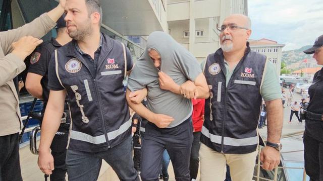 Yasa dışı kürtaj operasyonu! Doktorun odasından 500 bin TL çıktı