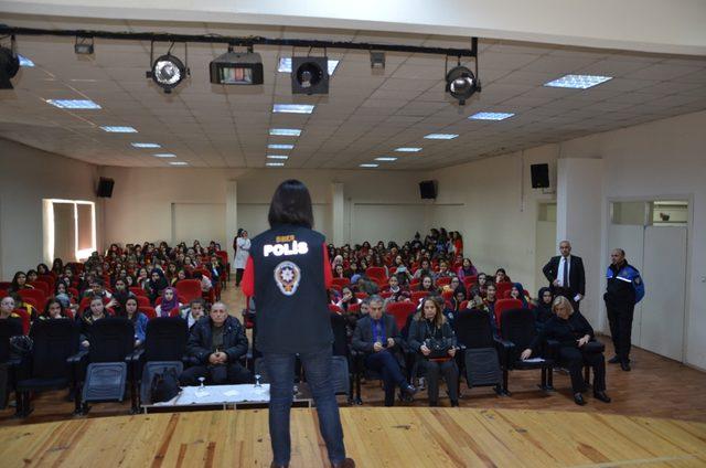 Polislerden öğrencilere güvenli internet ve akran baskısı semineri