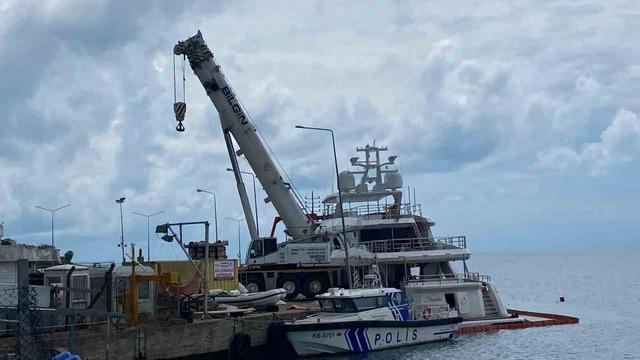 Sinop Limanı&rsquo;nda batan l&uuml;ks yat 7 g&uuml;nl&uuml;k &ccedil;alışmayla kurtarıldı 1