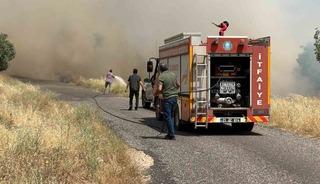 Diyarbakır&rsquo;da ekili arazide yangın: Y&uuml;zlerce d&ouml;n&uuml;m buğday tarlası k&uuml;l oldu