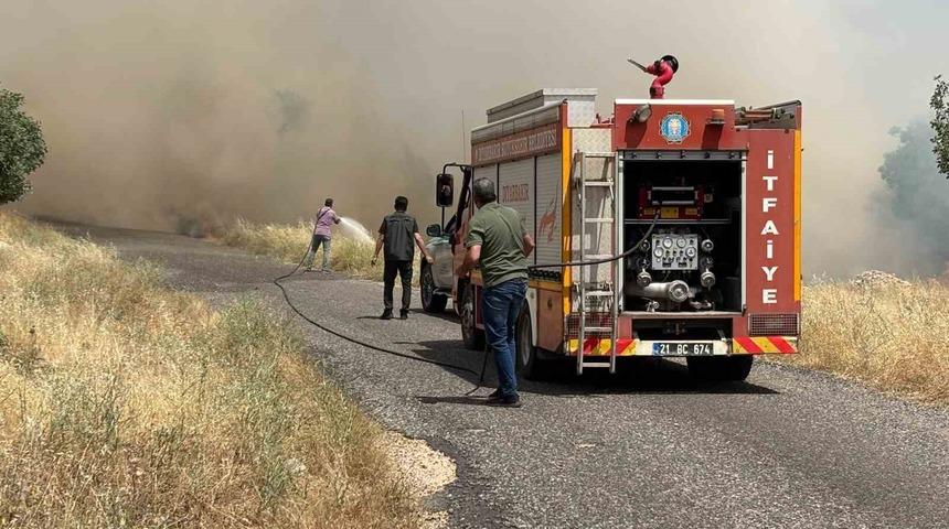 Diyarbakır&rsquo;da ekili arazide yangın: Y&uuml;zlerce d&ouml;n&uuml;m buğday tarlası k&uuml;l oldu