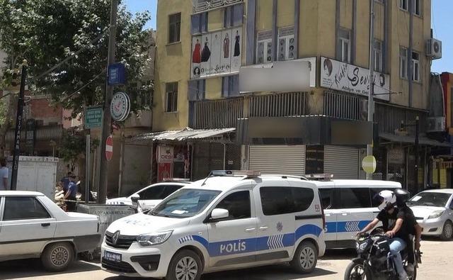 Yıkılan binanın parçaları iş yerinin üzerine düştü 2