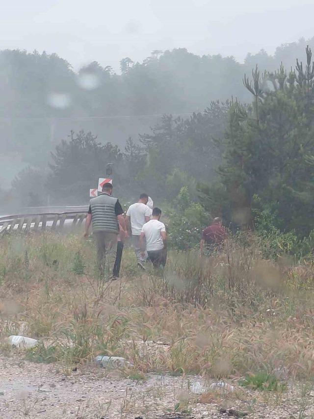 Bolu’da virajı alamayan hafif ticari araç yoldan çıktı: 3 yaralı 4