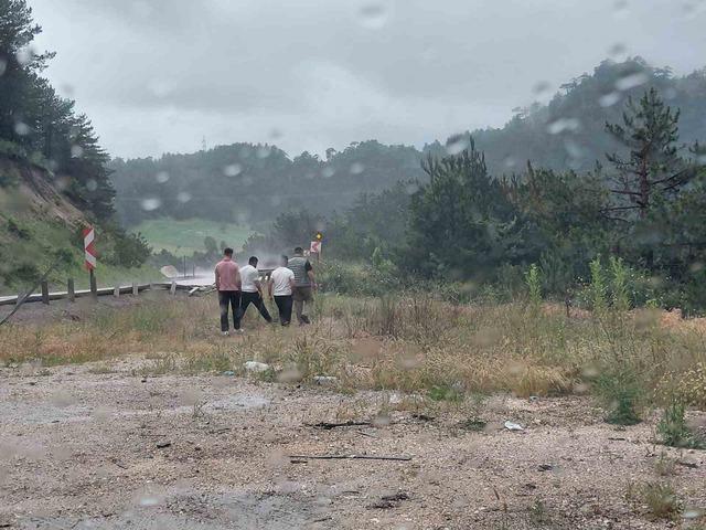 Bolu’da virajı alamayan hafif ticari araç yoldan çıktı: 3 yaralı 1