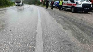 Bolu’da virajı alamayan hafif ticari araç yoldan çıktı: 3 yaralı