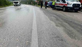 Bolu&rsquo;da virajı alamayan hafif ticari ara&ccedil; yoldan &ccedil;ıktı: 3 yaralı