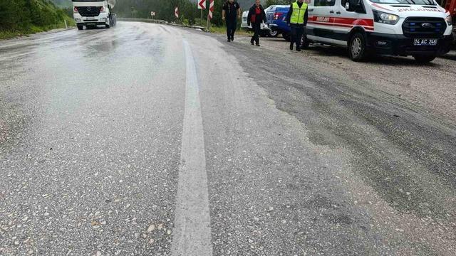 Bolu’da virajı alamayan hafif ticari araç yoldan çıktı: 3 yaralı