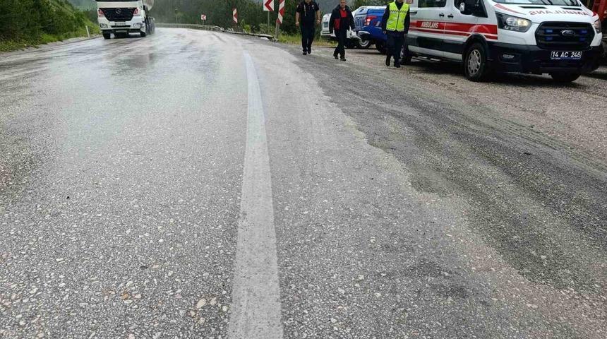 Bolu&rsquo;da virajı alamayan hafif ticari ara&ccedil; yoldan &ccedil;ıktı: 3 yaralı