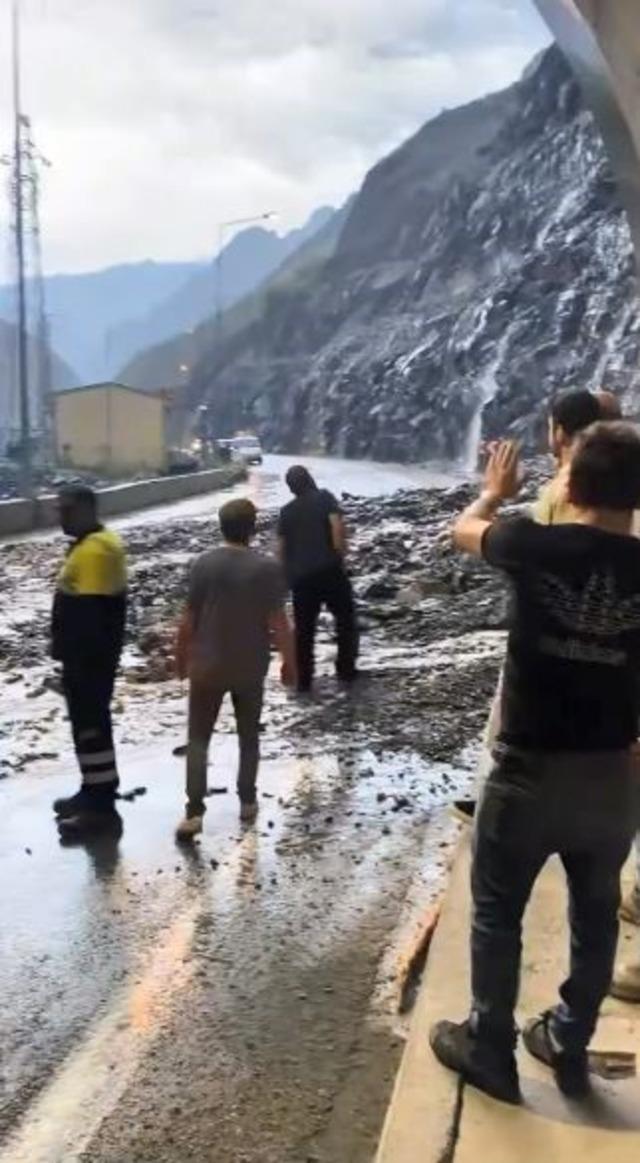 Aracının sileceği arızalandı, sileceği düzeltmek için durdu, saniyeler sonra heyelan oldu 2
