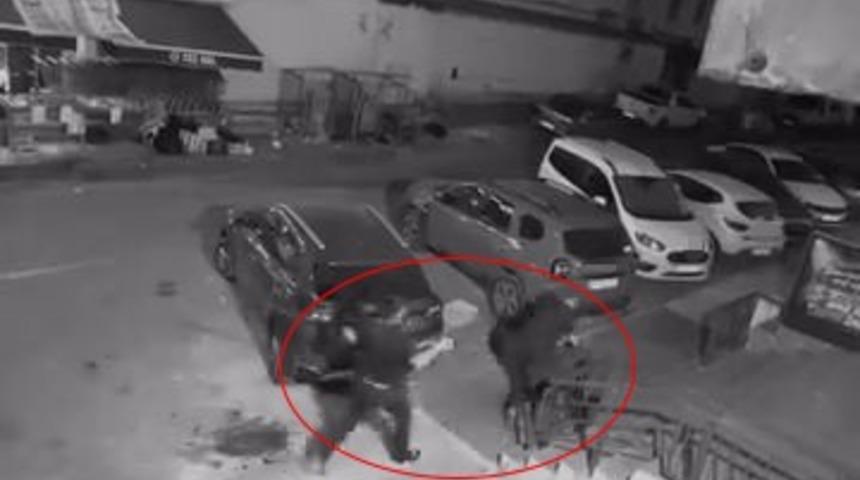Lastik ve kriko hırsızlığı kameraya yansıdı