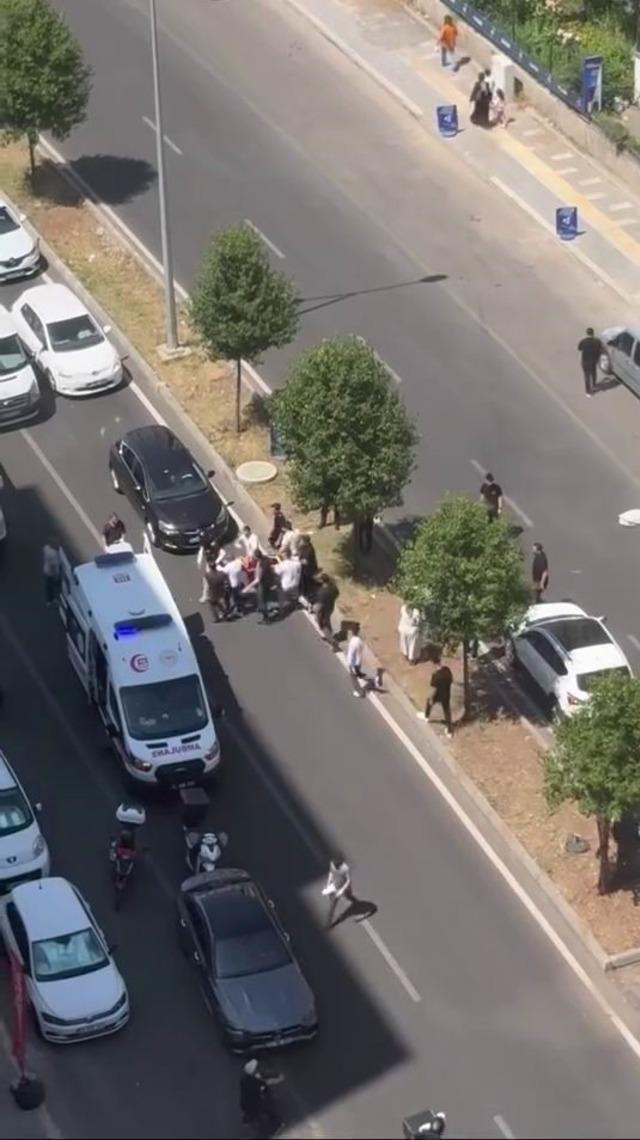 Diyarbakır&rsquo;da yolun karşısına ge&ccedil;meye &ccedil;alışan &ccedil;ocuğa ara&ccedil; &ccedil;arptı 1