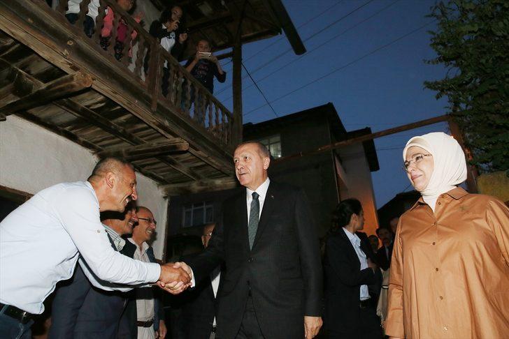 Cumhurbaşkanı Erdoğan, orucunu yer sofrasında açtı, aile fotoğrafında Emine Erdoğan yer almadı G1